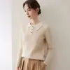 Estilo de luxo leve, com blocos de cor, suéter de malha macia de caxemira com mangas compridas, gola com botões, corte solto e relaxado, perfeito como peça de base