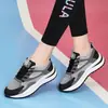 Grulla Blanca de Almohada 2026 Primavera Nuevos Zapatos Modernos de Flyknit Transpirables Versátiles Zapatos Casuales Suela Suave Cómodos Zapatos para Mujer Zapatos Deportivos de Moda