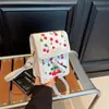 El Bolso Cuadrado Pequeño con Estampado Retro de Moda Francesa de Este Año Tiene un Tacto Refinado y Es un Bolso Pequeño de Hombro Cruzado