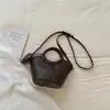 Bolso pequeño retro para mujer, nuevo bolso cruzado de moda para principios de otoño de 2026, bolso de mano exquisito de color sólido, bolso tipo cubo de alto valor