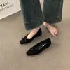 Mocasines Retro de Gamuza Cuadrados Bajos Versátiles Slip-Ons Cómodos de Tacón Bajo para Viajes Diarios Brisa Suave de la Tarde Zapatos Individuales para Mujer