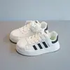 Zapatillas infantiles con puntera de concha 2026 otoño e invierno nuevas versátiles ligeras de suela blanda zapatos casuales para niños y zapatillas deportivas de moda para niñas