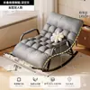 Silla mecedora de lujo ligero, acolchada suave, para ocio con rodillos masajeadores de pies, perfecta para uso doméstico, ofreciendo reclinación cómoda y una siesta relajante por la tarde; disponible para venta al por mayor