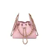 Bolsa de balde com corrente em padrão diamante transfronteiriça, bolsa de ombro de couro macio da moda, bolsa transversal, bolsa de mão pequena estilo Chanel com toque de luxo, atacado para mulheres