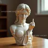 Estatua Transfronteriza de la Diosa Venus de Nueva Viena con Actitud Adorno de Dedo Medio Artesanía de Resina