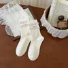 Calcetines dulces y adorables en tonos pastel rosa y marrón para mujer, con un diseño retorcido, de longitud media hasta la pantorrilla, estilo coreano retro, pequeño estampado floral y una etiqueta de tela, perfectos para otoño e invierno.