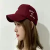 La gorra de béisbol con parte superior abierta se puede peinar con una coleta alta, proporciona protección solar para salidas, es ventilada y transpirable, y presenta un diseño en forma de corazón para mujer.
