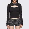 Camiseta Sexy de Chica Caliente de Color Sólido con Huecos Estilo Ins con Decoración de Anillo de Hierro, Corte Ajustado, Cuello Redondo, Mangas Largas, Estilo Callejero Coreano, Top de Hombro Normal