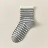Meias listradas de comprimento médio para outono e inverno para mulheres, simples e versáteis, meias slouch de algodão penteado com alta elasticidade, meias esportivas para estudantes