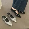 Zapatos plateados tipo Mary Jane de tacón medio y punta fina estilo francés para mujer, nueva moda 2025 con lazo de pedrería y aumento interno de altura