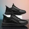 Sapatos Masculinos Novos de Solado Grosso Coreanos Esportivos para Corrida com Solado Macio Moda Torre Sapatos Tendência Versátil Leve Casual