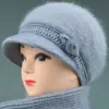 Chapéus de outono e inverno para mulheres de meia-idade e idosas, chapéus de tricô grossos e quentes de pelo de coelho com forro de veludo para senhoras idosas, avós, proteção contra o frio, proteção para as orelhas, chapéus de tricô