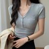 Camiseta Azul de Hombro con Cuello en V Chic Bordada de Manga Corta para Mujer Verano Nuevo Sentido del Diseño Ajustada Cintura Ceñida Top de Chica Caliente