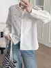 Camisa branca de manga longa bordada com coração em estilo artístico para mulheres, solta e modeladora, feita de algodão puro, adequada para usar em camadas na primavera e no outono.