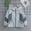 Roupas Leves com Proteção Solar para Meninos Jaqueta Infantil 2026 Novo Traje de Verão com Proteção Solar Roupas de Verão Meninos Blusa Color Block para Ar Condicionado