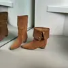 Botas de camurça empilhadas estilo retrô para mulheres, novo modelo outono e inverno 2026, versáteis com decoração de fivela, botas de montaria que aumentam a altura, botas curtas