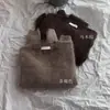 Suéter de punto de cuello redondo de alta gama en color marrón para mujer, temporada de otoño e invierno, suave y pegajoso de fufu lechoso, suéter interior para usar como capa base exterior
