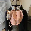 Bolsa de Ombro Pétala de Couro Macio Coreano Design de Nicho Modelo Novo 2026 Bolsa com Cordão de Luxo Leve Bolsa de Mão Versátil Bolsa Saco
