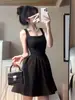Vestido de Alça Pequeno Preto Super Fada Estilo Hepburn Verão 2024 Cintura Novo Estilo Saia Pequena Elegante
