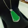 Pingente de Calcedônia Verde com Gelo Totalmente Cravejado de Diamantes de Alta Qualidade, Pingente Escada de Ágata Pedra do Sol, Pingente de Calcedônia Verde com Base de Gelo