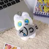 Lindo gato blanco y negro de ojos grandes sosteniendo un pequeño pez de peluche llavero colgante para mochila venta al por mayor