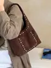 Bolso de hombro retro con tachuelas para mujer, estilo desierto simple de gran capacidad, moda europea y americana, verano 2025