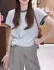 Tricô de Manga Curta com Botões na Barra de Cor Contrastante para Mulheres 2026 Novo Verão Estilo Coreano Design Irregular Top Curto