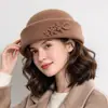 Boina de Lana con Flor de Invierno para Mujer, Nuevo Estilo Retro Cálido, Sombrero de Copa Pequeño, Moda, Temperamento, Gorro de Auxiliar de Vuelo, Gorro de Pintor, Tendencia