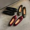Zapatos de tacón bajo de estilo nuevo para otoño de 2026 para mujer con lazo rojo, Zapatos de abuela de cuero suave, Suela suave, Suela plana, Piel de vaca de primera capa