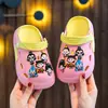 Novedad de Verano Dos Colores Lindos Dibujos Animados Niños Niñas Zapatos de Agujeros Antideslizantes Resistentes al Desgaste Transpirables Zapatos de Agujeros para el Hogar