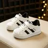 Tenis blancos para niños con puntera de concha, zapatillas deportivas para niños, nuevos modelos primavera y otoño 2025, zapatos para niñas, zapatos casuales para niños pequeños