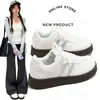 Tênis listrados com bolinhas versáteis para mulheres, novidade outono 2026 estilo campus coreano sola macia confortável casual sapatos de treino alemães