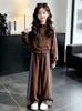 Conjunto de Roupa Casual Estiloso para Meninas 2026 Novo Estilo para Crianças Médias e Maiores Conjunto de Duas Peças com Jaqueta Listrada e Calça Esportiva Roupas de Outono para Crianças Tendência