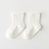 25 versión coreana de calcetines para bebé de primavera y otoño sin hueso de color liso, calcetines infantiles de tubo medio a rayas antideslizantes con puntos, calcetines sueltos para bebé para el suelo