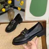 Mocassins de couro femininos pretos em estilo britânico, sapatos de calçar, novos sapatos femininos versáteis 2026, sapatos de salto grosso de outono