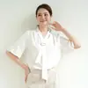 Camisa de mujer de color liso para ir al trabajo y uso casual, nuevo estilo de verano, juvenil y elegante, cuello en V de gasa, blusa de manga corta a la moda