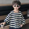 Camiseta Listrada Bordada para Meninos Primavera e Outono Estilo Coreano Infantil Bonita Tendência Cool Moletom de Manga Longa Roupas para Bebês e Crianças Pequenas Comércio Exterior