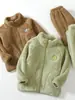 Conjunto de Pijama de Veludo Espesso Outono e Inverno Infantil Conjunto para Bebê Meninos e Meninas Roupas de Casa Infantis Tamanho Médio e Grande Conjunto de Roupas de Casa Infantil Produto Novo