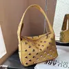 Moda transfronteriza versátil bolso de mano para el trabajo de verano 2026 nuevo con remaches, bolso de hombro para mujer, bolso de mano de moda esmerilado de nicho