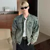 Chaqueta de Mezclilla Lavada Desgastada Estilo Retro Americano para Hombre Temporada de Primavera y Otoño Diseño de Cremallera de Nicho Hombreras Cuello Alto Chaqueta