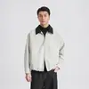 Además, la chaqueta corta de mezclilla patchwork con bloques de color en el cuello, de corte holgado, hombros caídos, casual, con cremallera para hombre, es perfecta para el otoño de 2026.