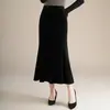 Elegante falda de terciopelo negro para mujer, nuevo modelo otoño/invierno 2026, de longitud media, cintura alta, falda sirena adelgazante