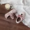 Sapatos de Couro para Meninas 2026 Primavera/Outono Novos Elegantes Laço Cruzado Veludo Infantil Solado Macio Versátil Salto Baixo Sapatos Infantis