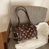 Bolsa de Camurça com Flocagem Feminina 2026 Nova Outono Retrô Merade Bolinhas Bolsa de Ombro Único Grande Capacidade para o Trabalho Bolsa Transversal