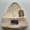 Gorro de lana otoño e invierno moda exterior marca de moda europea y americana sombrero frío para mujer color sólido sin ala cálido grueso tejido gorro venta al por mayor