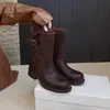 Estilo Menina Picante Retrô~ Botas Chelsea Martin de Solado Grosso Emagrecedoras Novidades para Outono/Inverno Botas de Cano Médio com Salto Grosso e Fivela de Couro Plissado