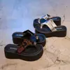 Sandalias de plataforma alta sin cordones para mujer, para uso exterior en verano, nuevo modelo 2026, adecuadas para combinar con faldas, sandalias de playa para personas bajitas