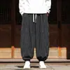 Novas calças masculinas estilo chinês de veludo cotelê com listras verticais e design de lanterna, com cintura de cordão, pernas largas e um caimento relaxado e oversized.