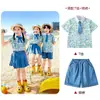 Novo Estilo de Verão para Alunos do Ensino Fundamental: 61 Traje de Performance Infantil, Camisa Floral Estilo Hong Kong, Roupa de Dança, Traje de Formatura do Jardim de Infância