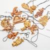 Pequeño Regalo de Taobao Imitación Madera Pequeño Colgante Cadena para Teléfono Móvil Llavero Hebilla para Pareja Joyería al Por Mayor Distribuido Aleatoriamente